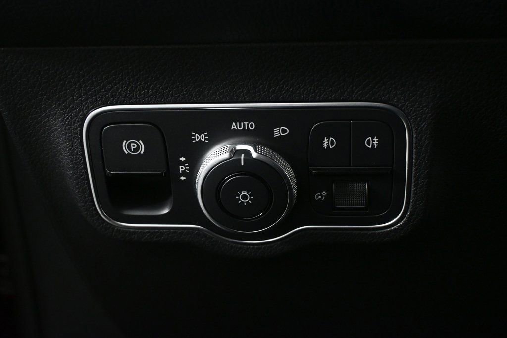 Used 2025 Mercedes-Benz GLB 250 image 9