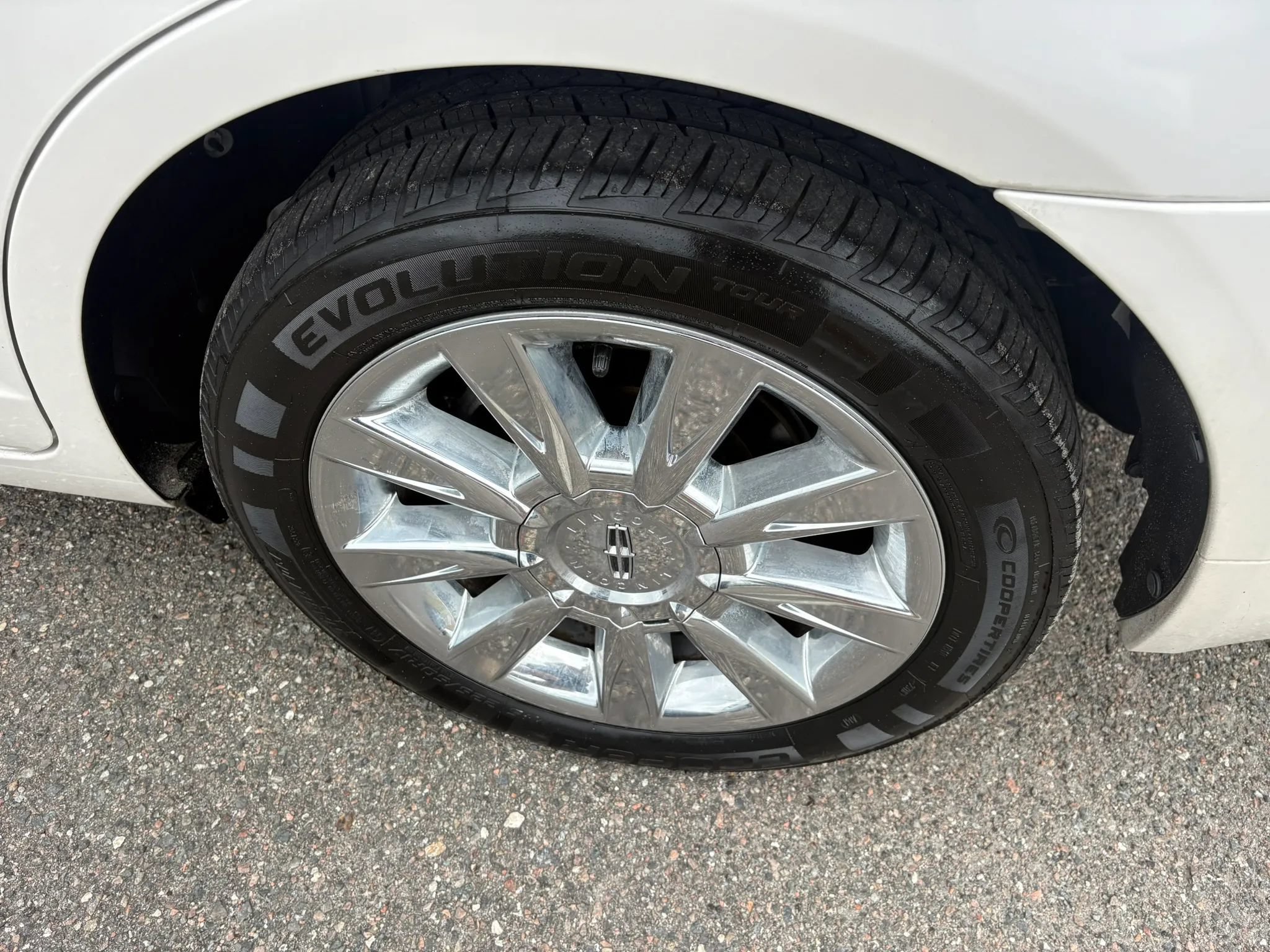 Used 2010 Lincoln MKZ FWD image 5