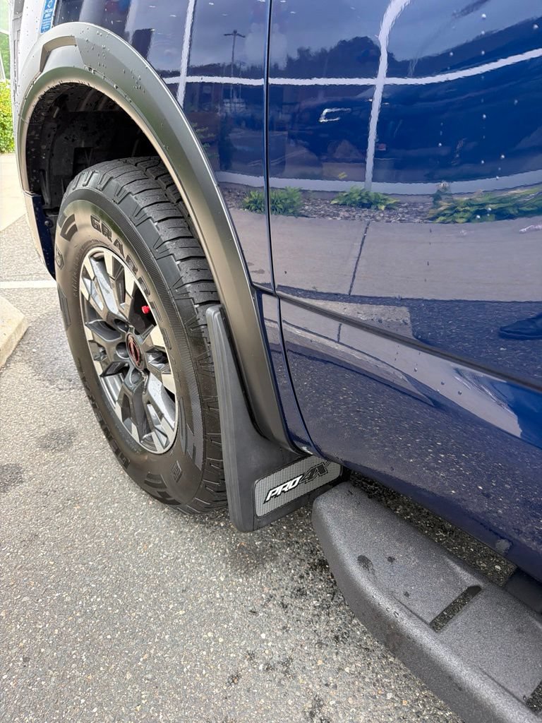 Used 2024 Nissan Titan PRO-4X w/ Pro-4x Convenience Package AWD/4WD image 12