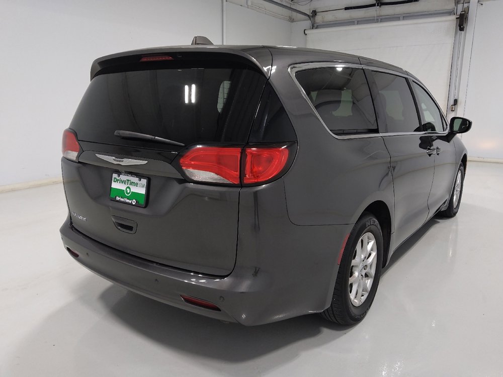 Used 2021 Chrysler Voyager LX FWD image 9