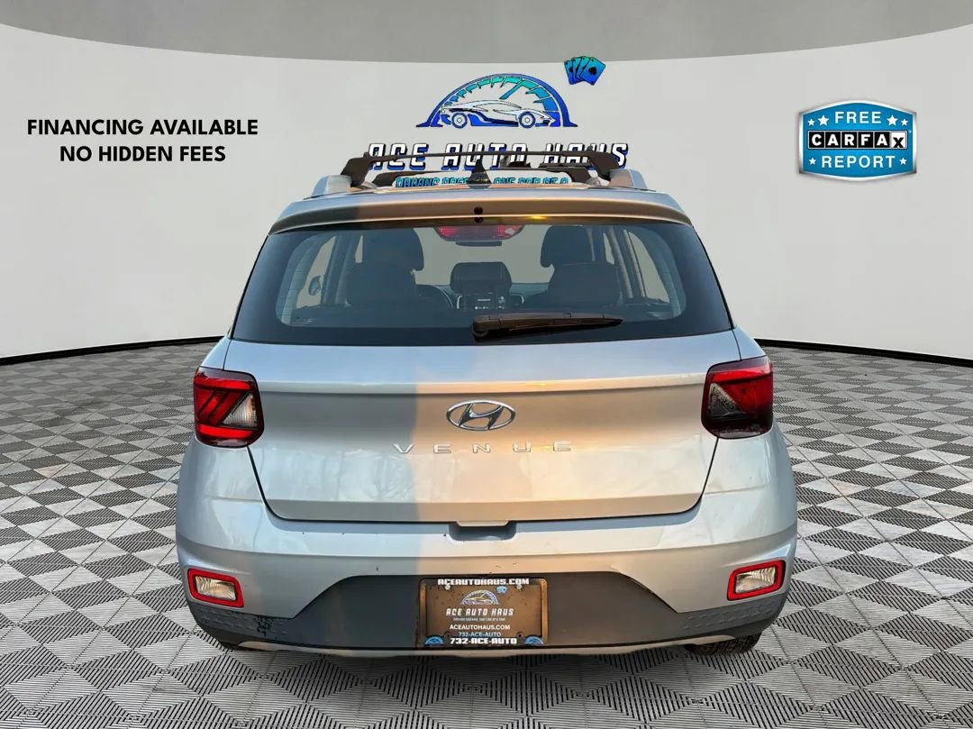 Used 2022 Hyundai Venue SEL FWD image 6