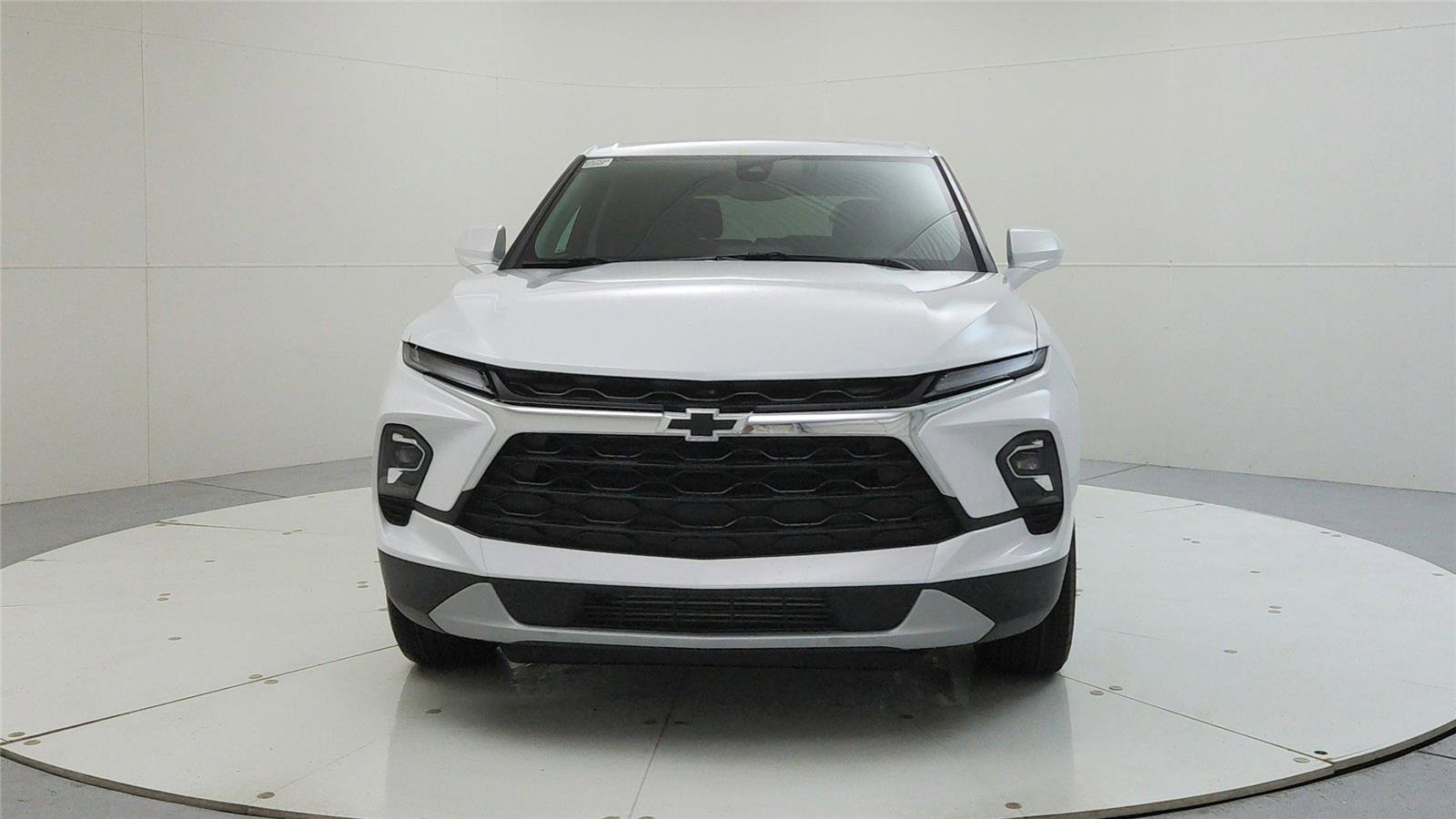 Used 2025 Chevrolet Blazer LT image 2
