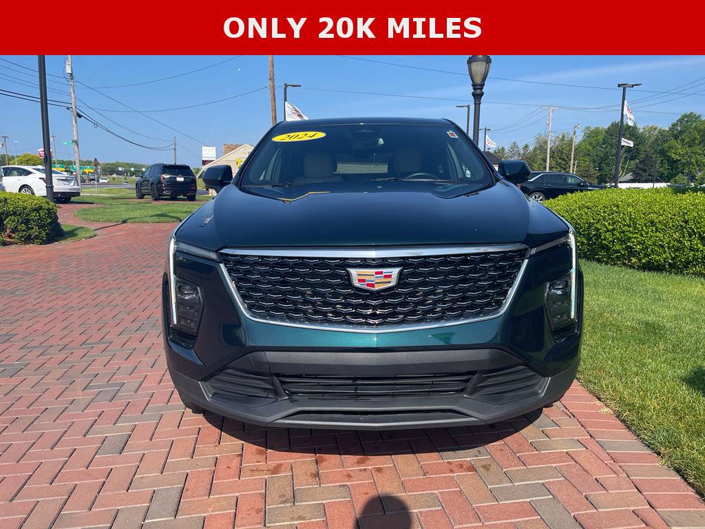 Used 2024 Cadillac XT4 Luxury w/ Cold Weather Package AWD/4WD image 3