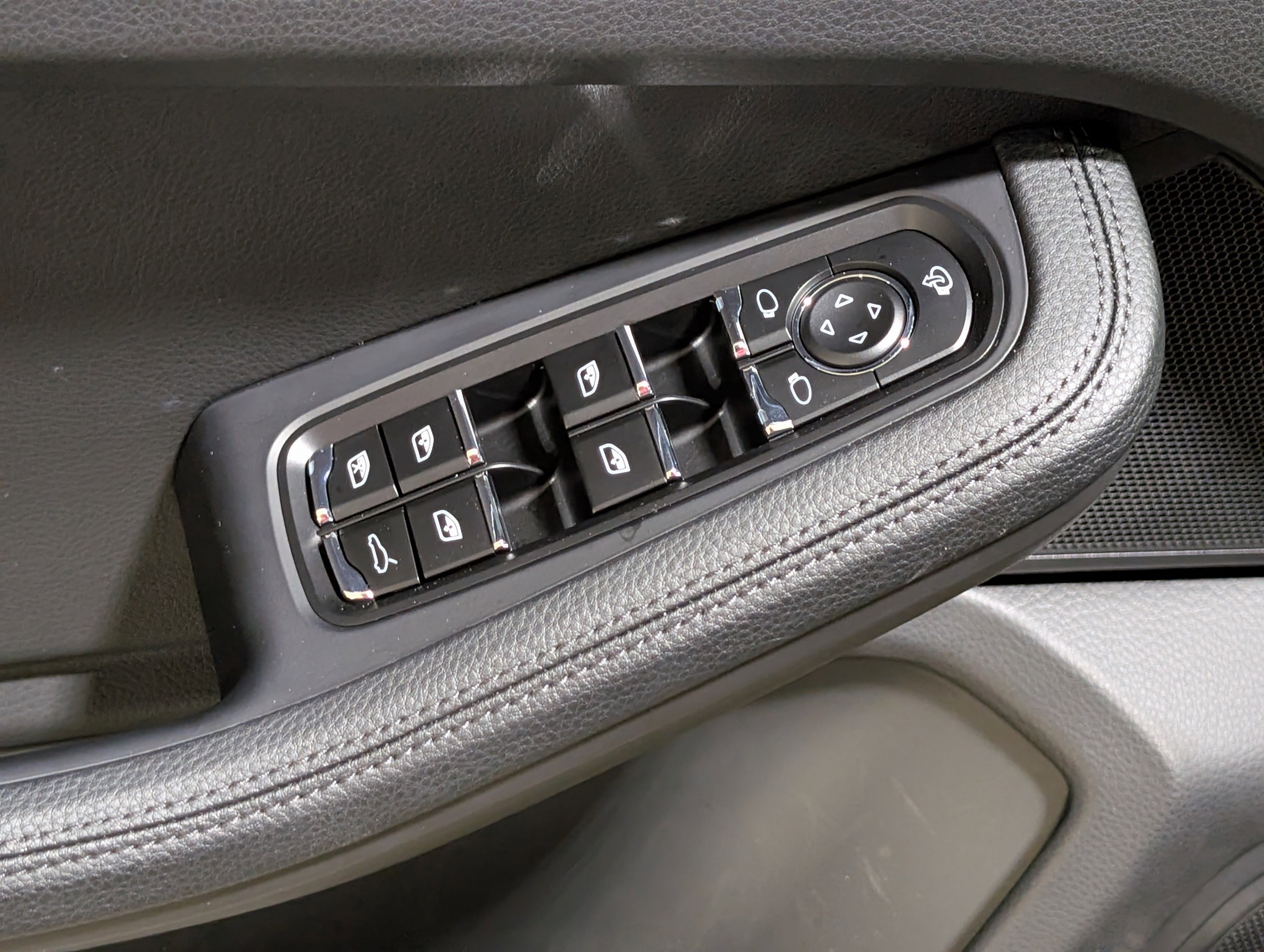 Certified 2025 Porsche Macan image 19