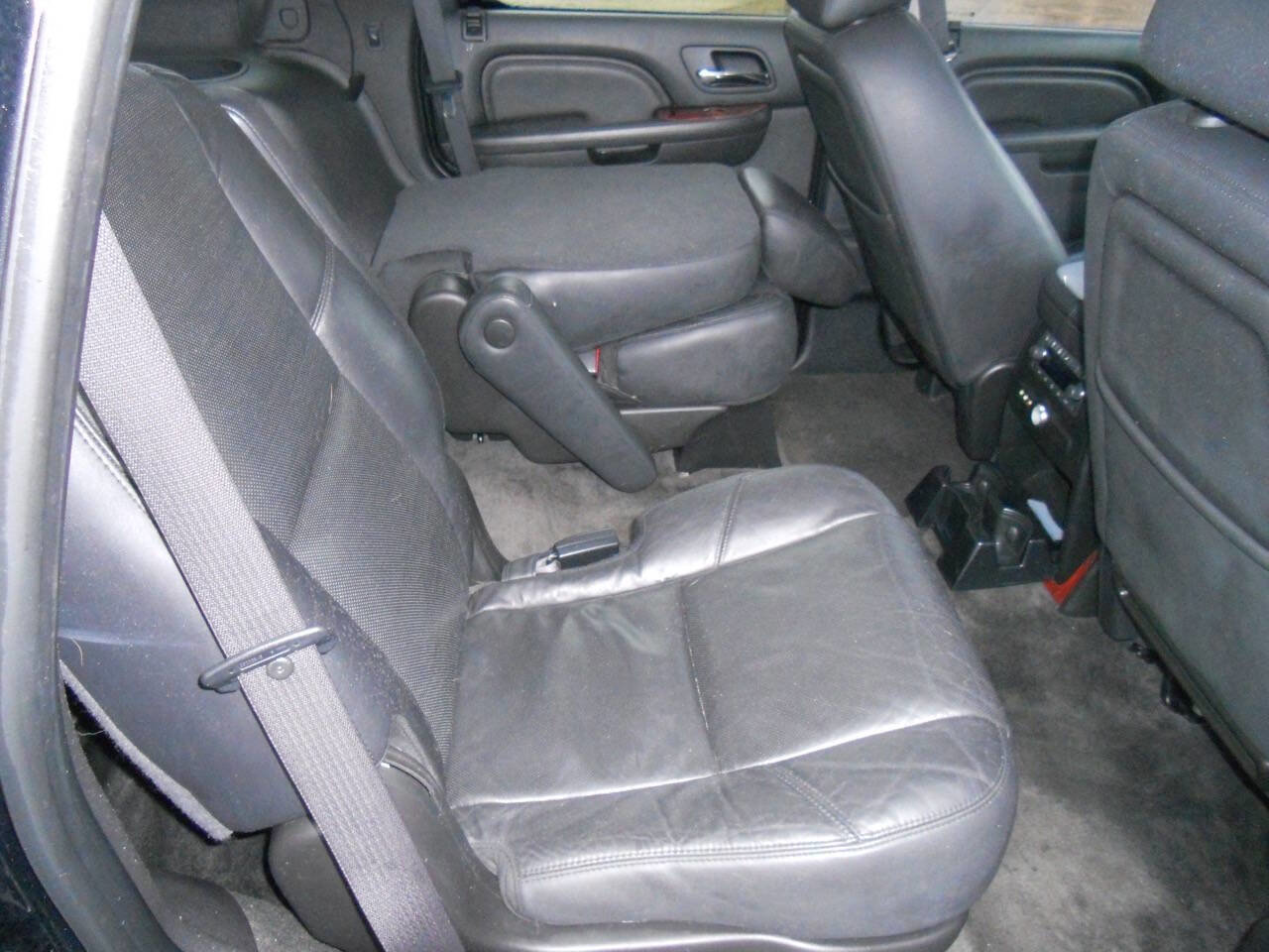 Used 2011 Cadillac Escalade Luxury image 16