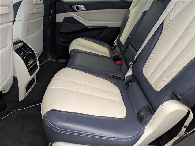Used 2022 BMW X7 M50i AWD/4WD image 17