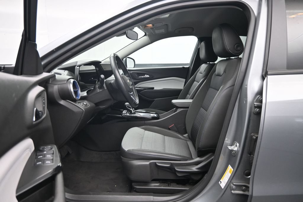 Used 2025 Chevrolet Trax LT w/ LT Convenience Package FWD image 20