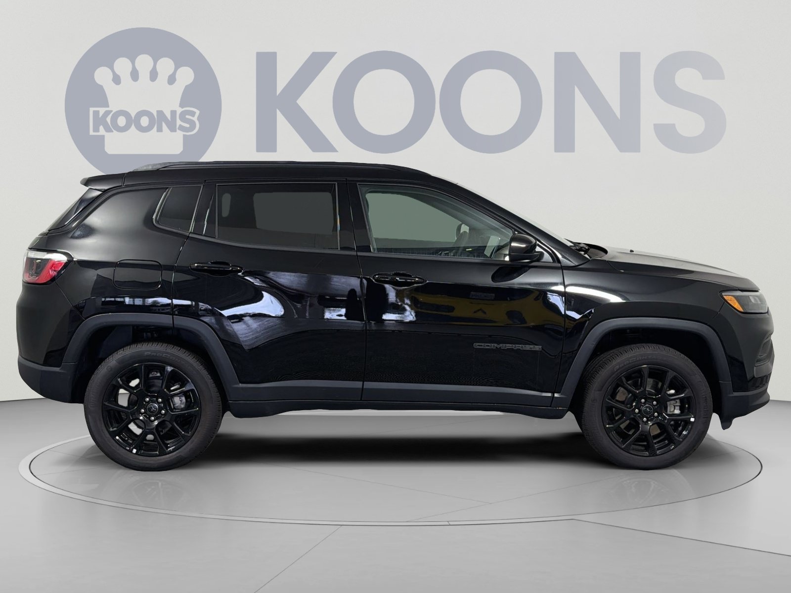 Used 2025 Jeep Compass Latitude w/ Sun & Sound Group AWD/4WD image 8