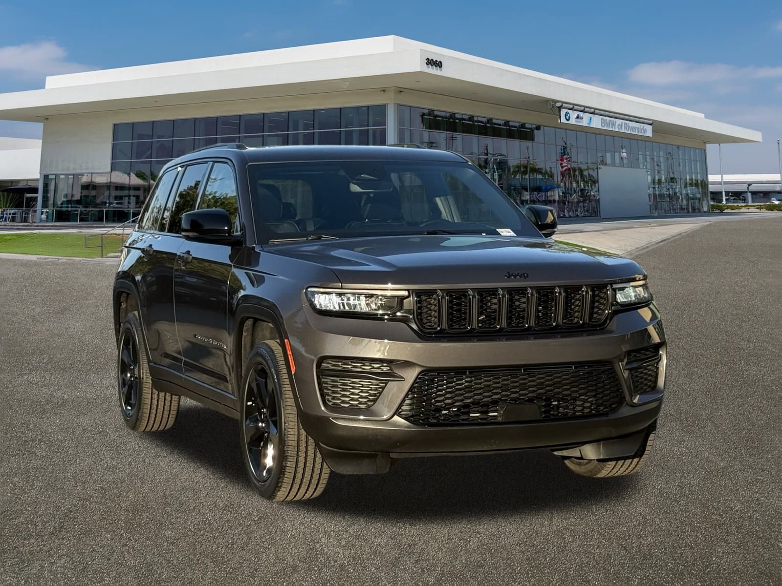 Used 2022 Jeep Grand Cherokee Altitude image 2