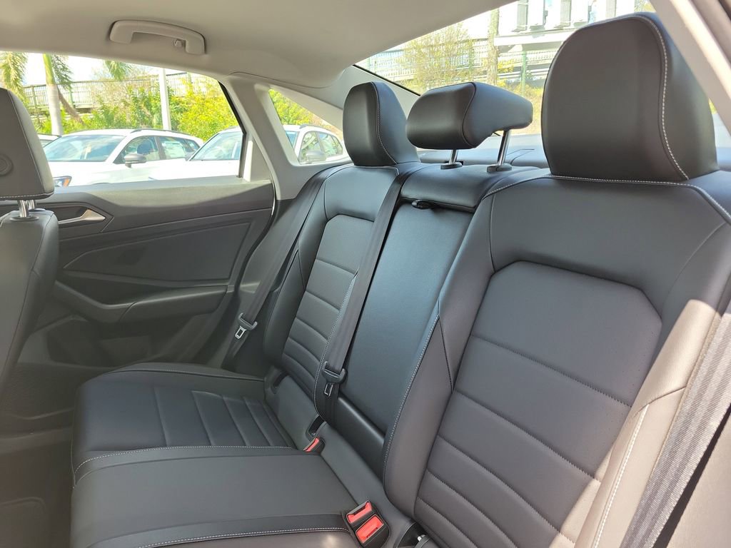 Used 2023 Volkswagen Jetta SE w/ Panoramic Sunroof Package image 10