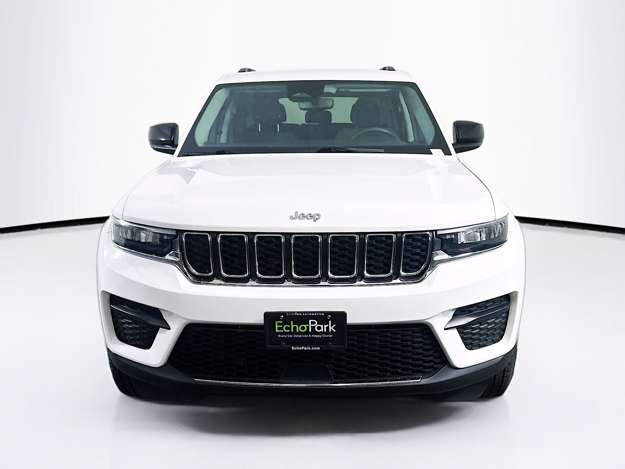 Used 2023 Jeep Grand Cherokee Laredo w/ Luxury Tech Group I AWD/4WD image 2