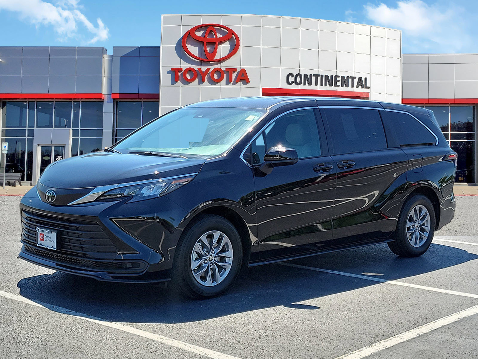 Certified 2026 Toyota Sienna LE FWD image 3