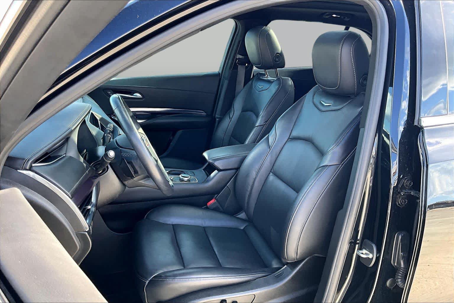 Used 2023 Cadillac XT4 Luxury w/ Cold Weather Package FWD image 15