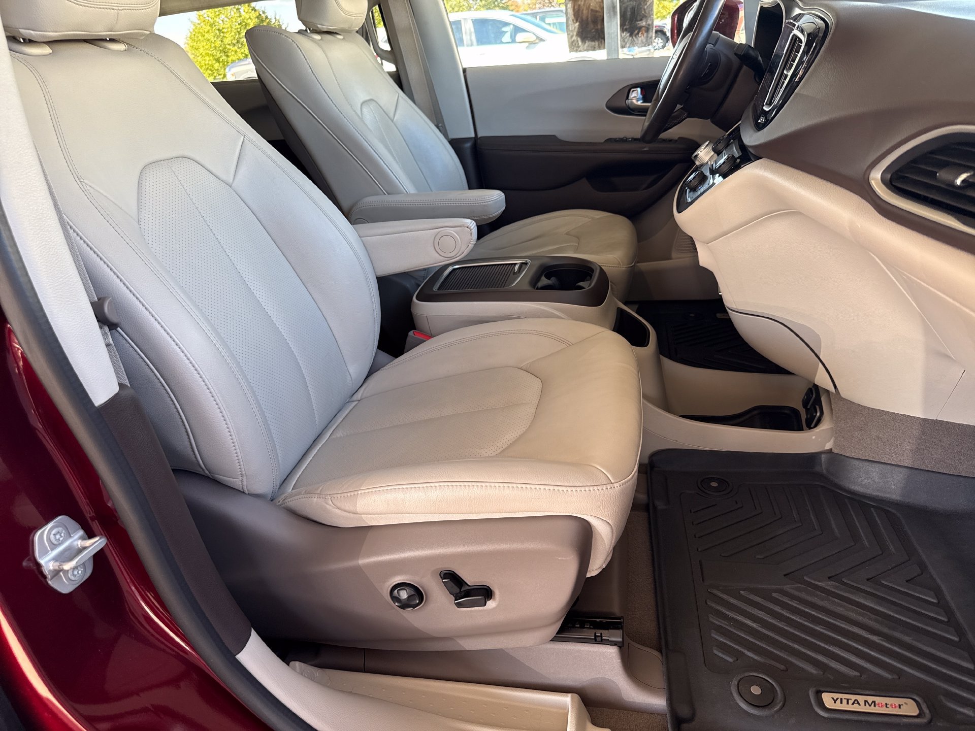 Used 2020 Chrysler Pacifica Touring-L Plus w/ Tire & Wheel Group FWD image 19