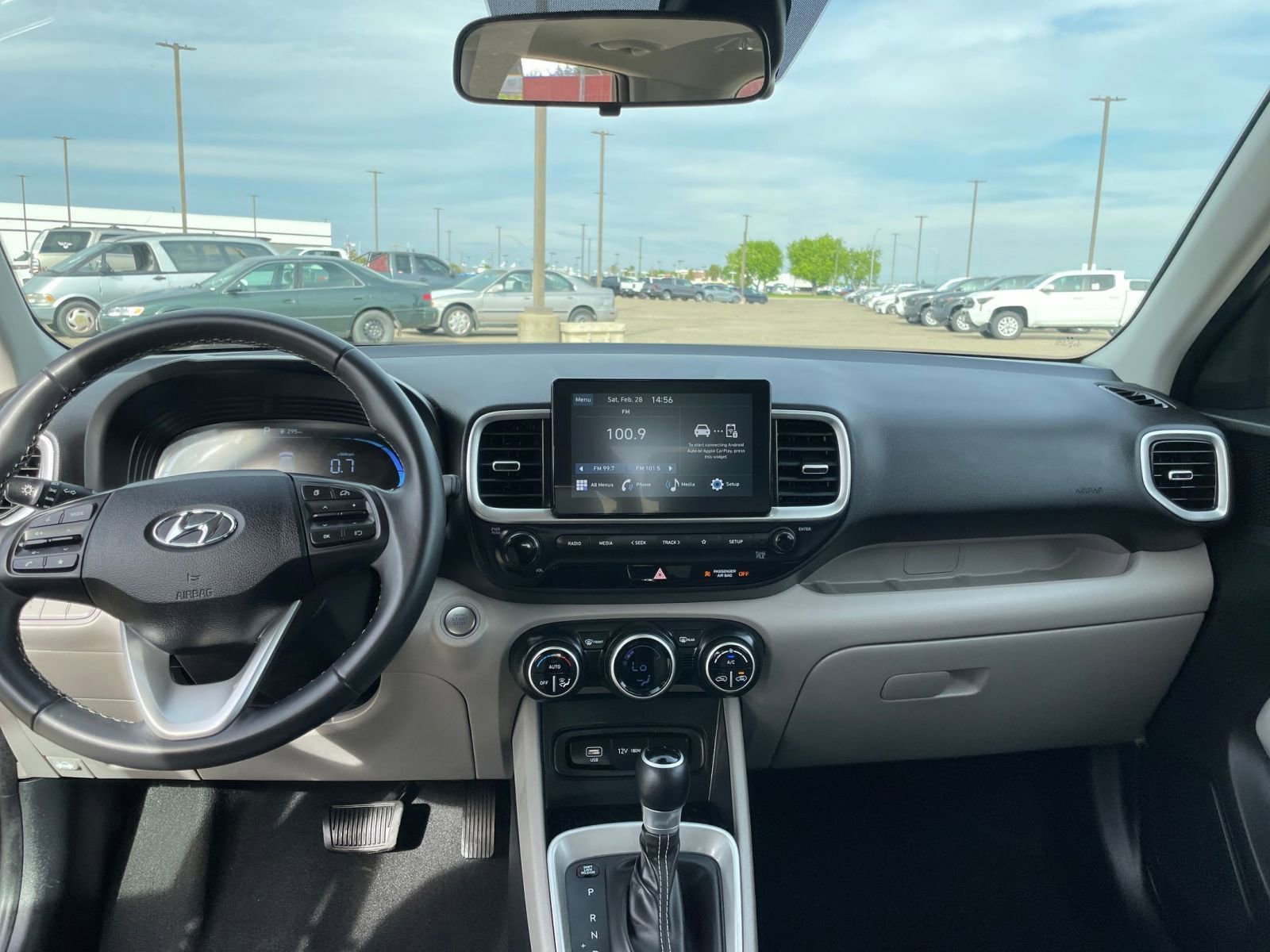 Used 2025 Hyundai Venue SEL image 34