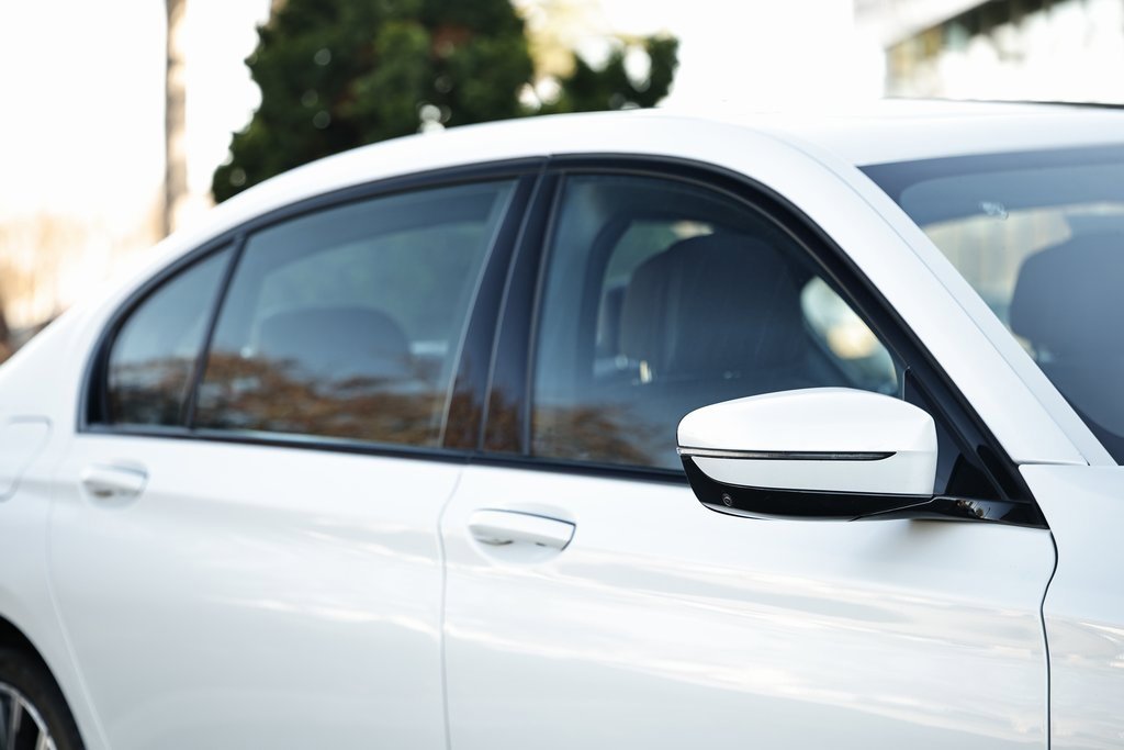 Used 2022 BMW 750i xDrive w/ Luxury Rear Seating Package image 3