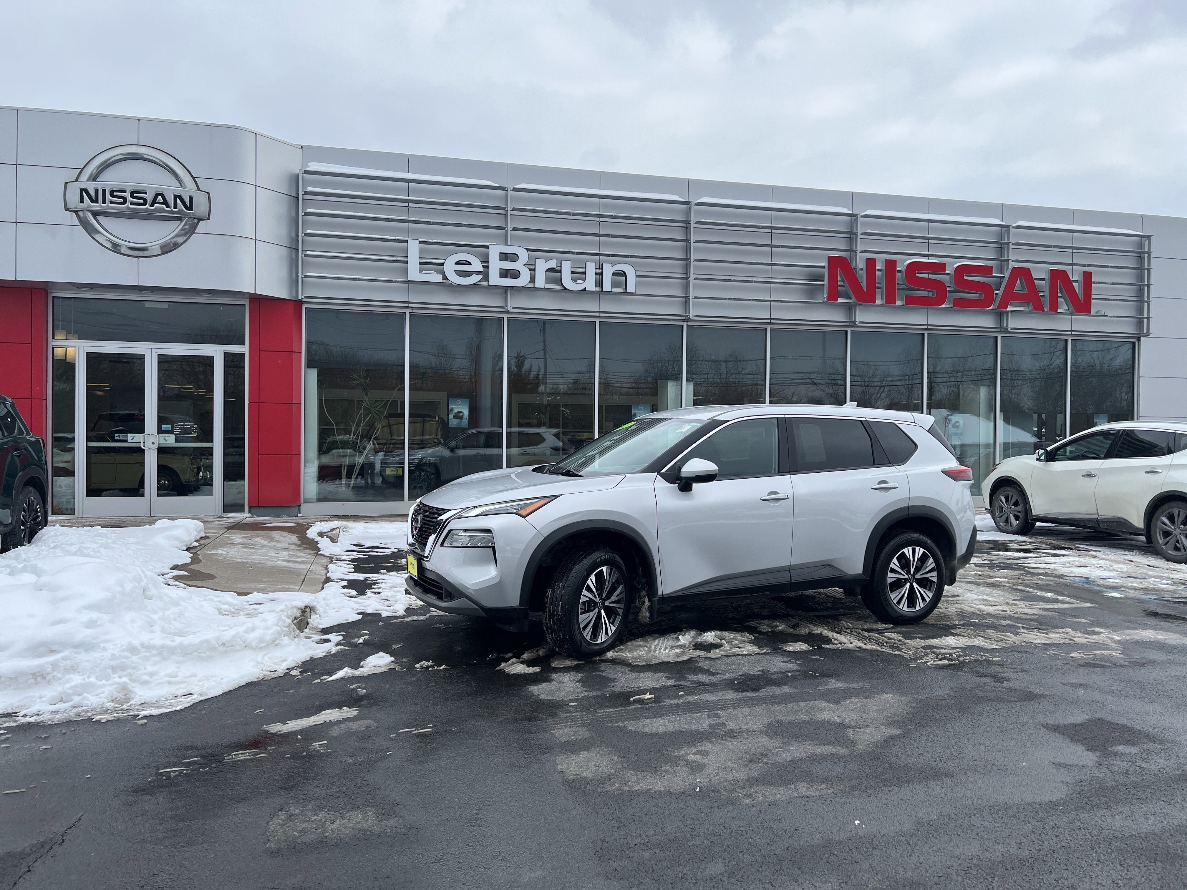 Used 2023 Nissan Rogue SV image 1