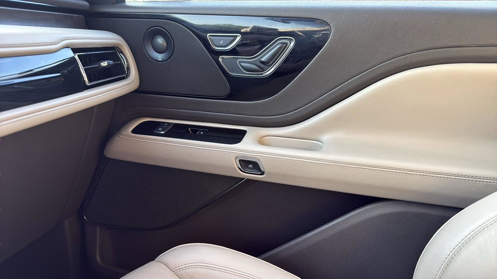 Certified 2023 Lincoln Aviator Reserve image 24