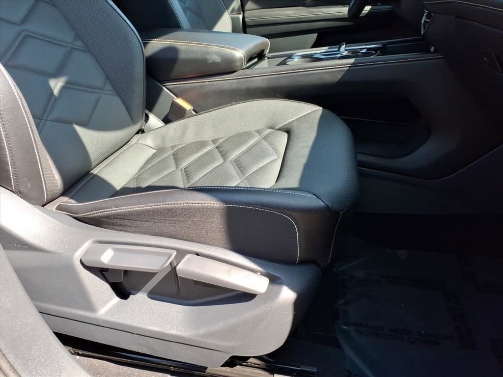 Used 2025 Volkswagen Atlas SE FWD image 28