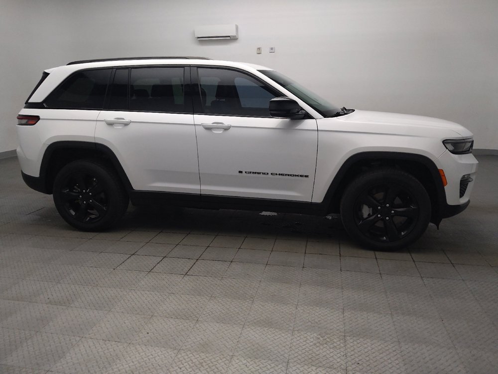 Used 2023 Jeep Grand Cherokee Limited w/ Black Appearance Package AWD/4WD image 11