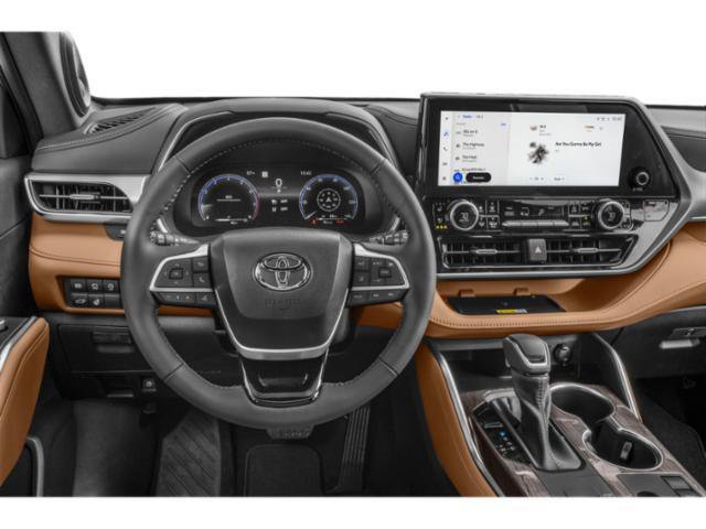 Used 2024 Toyota Highlander LE AWD/4WD image 7