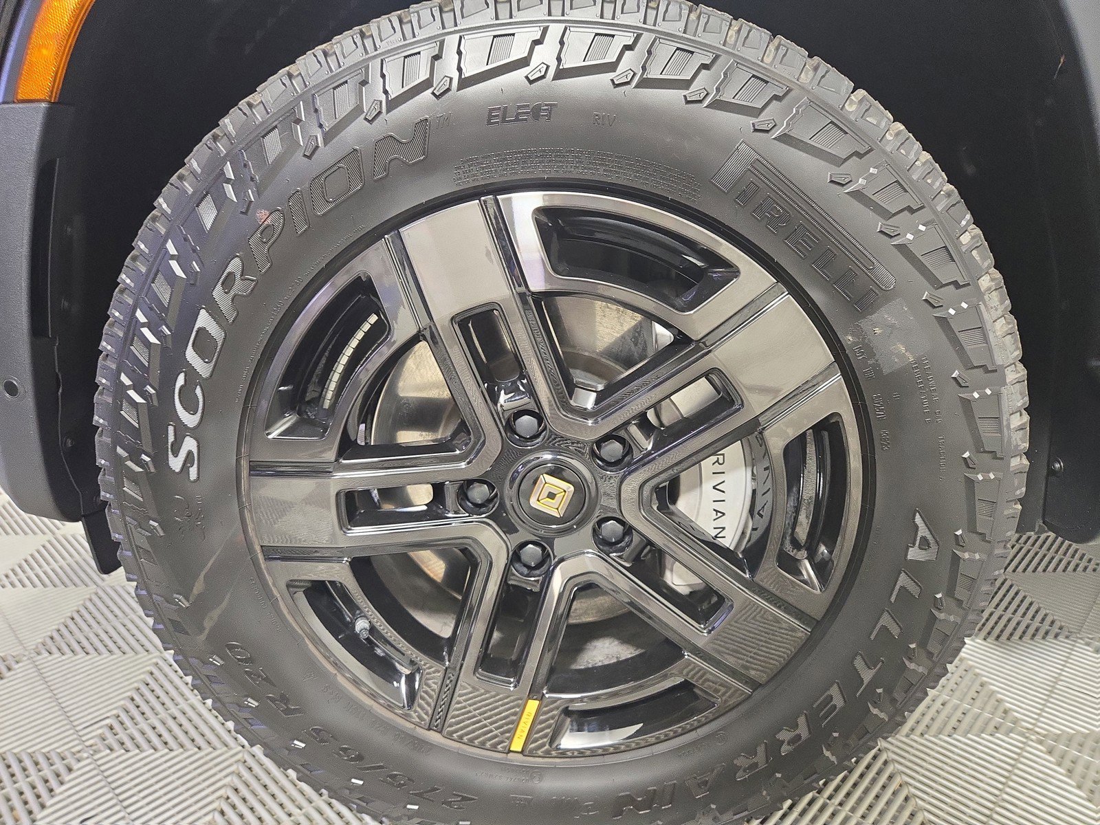 Used 2024 Rivian R1T Adventure image 9