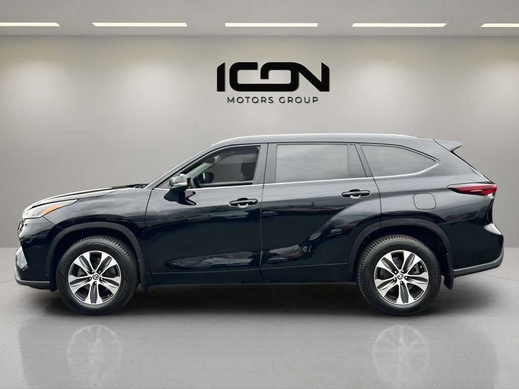 Used 2025 Toyota Highlander XLE image 2