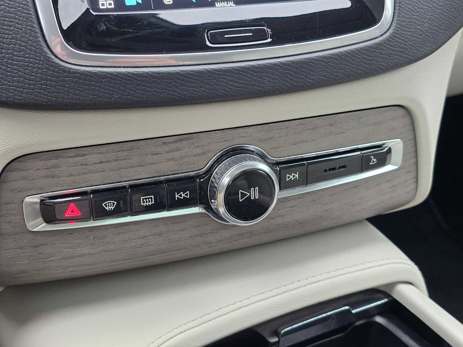 Certified 2024 Volvo XC90 T8 Plus image 31