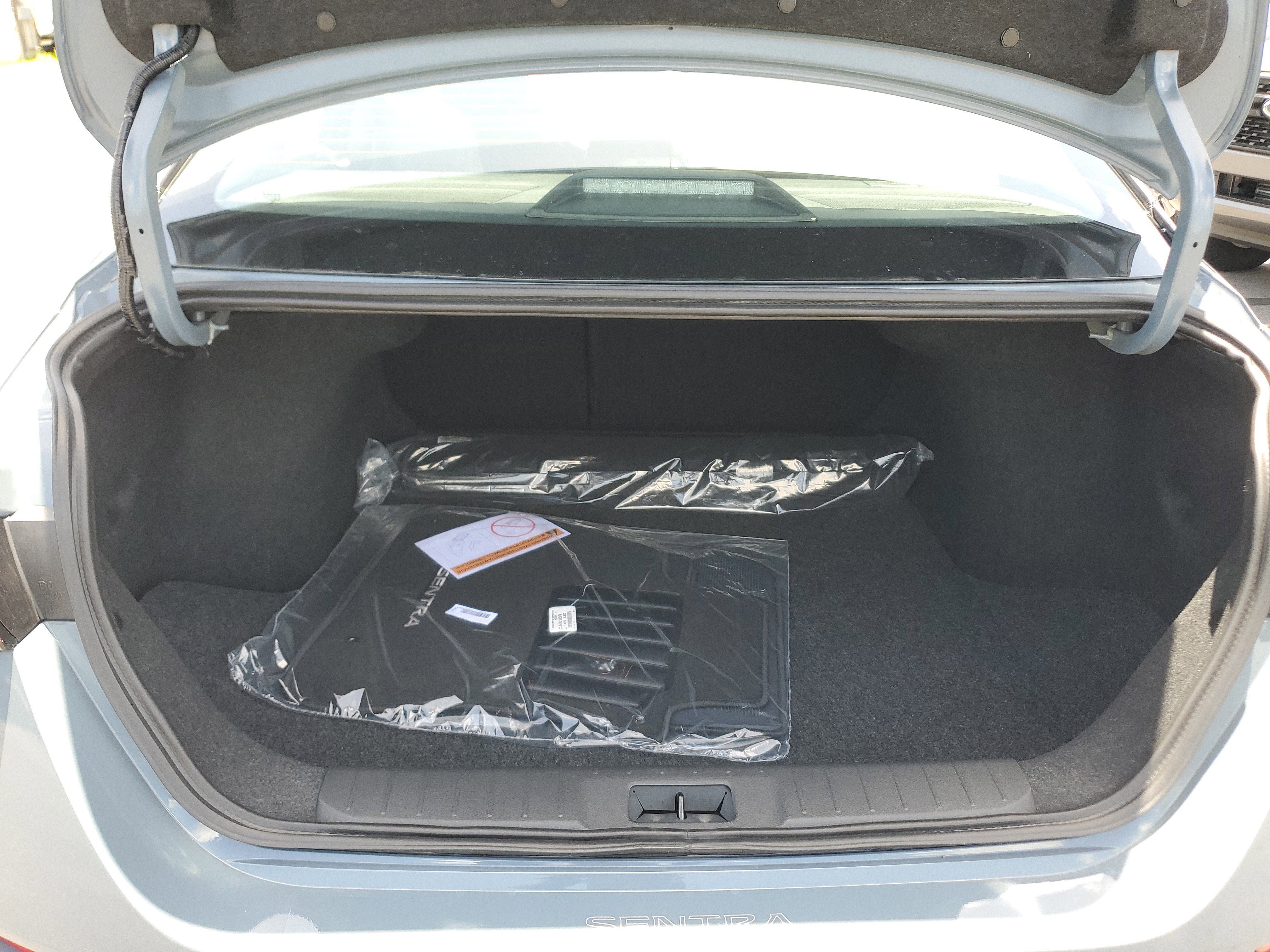 New 2025 Nissan Sentra SR w/ Midnight Edition FWD image 9