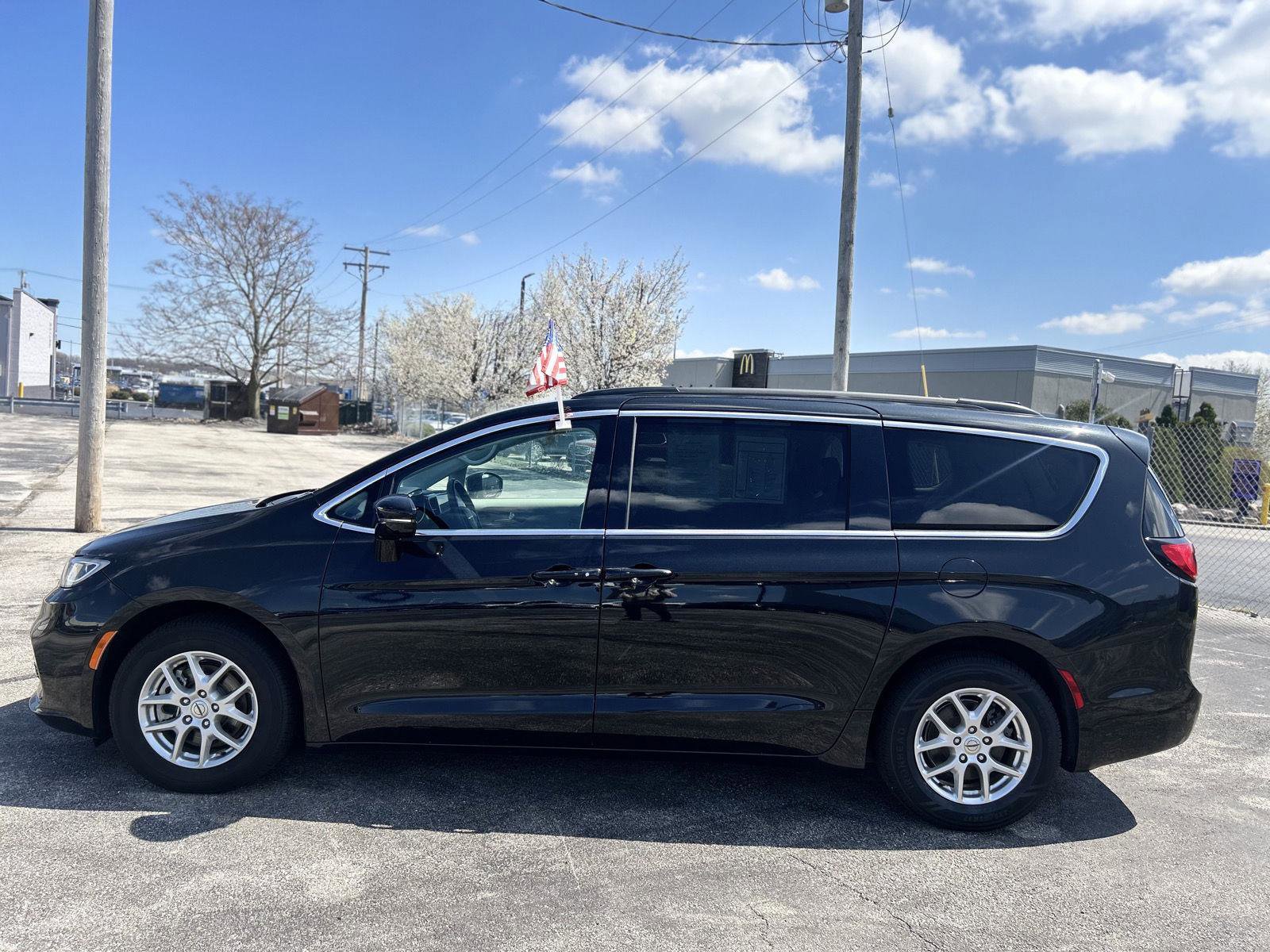 Used 2022 Chrysler Pacifica Touring-L FWD image 9