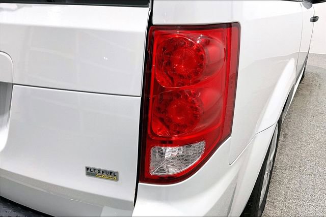 Used 2017 Dodge Grand Caravan SE w/ UConnect Hands-Free Group image 24
