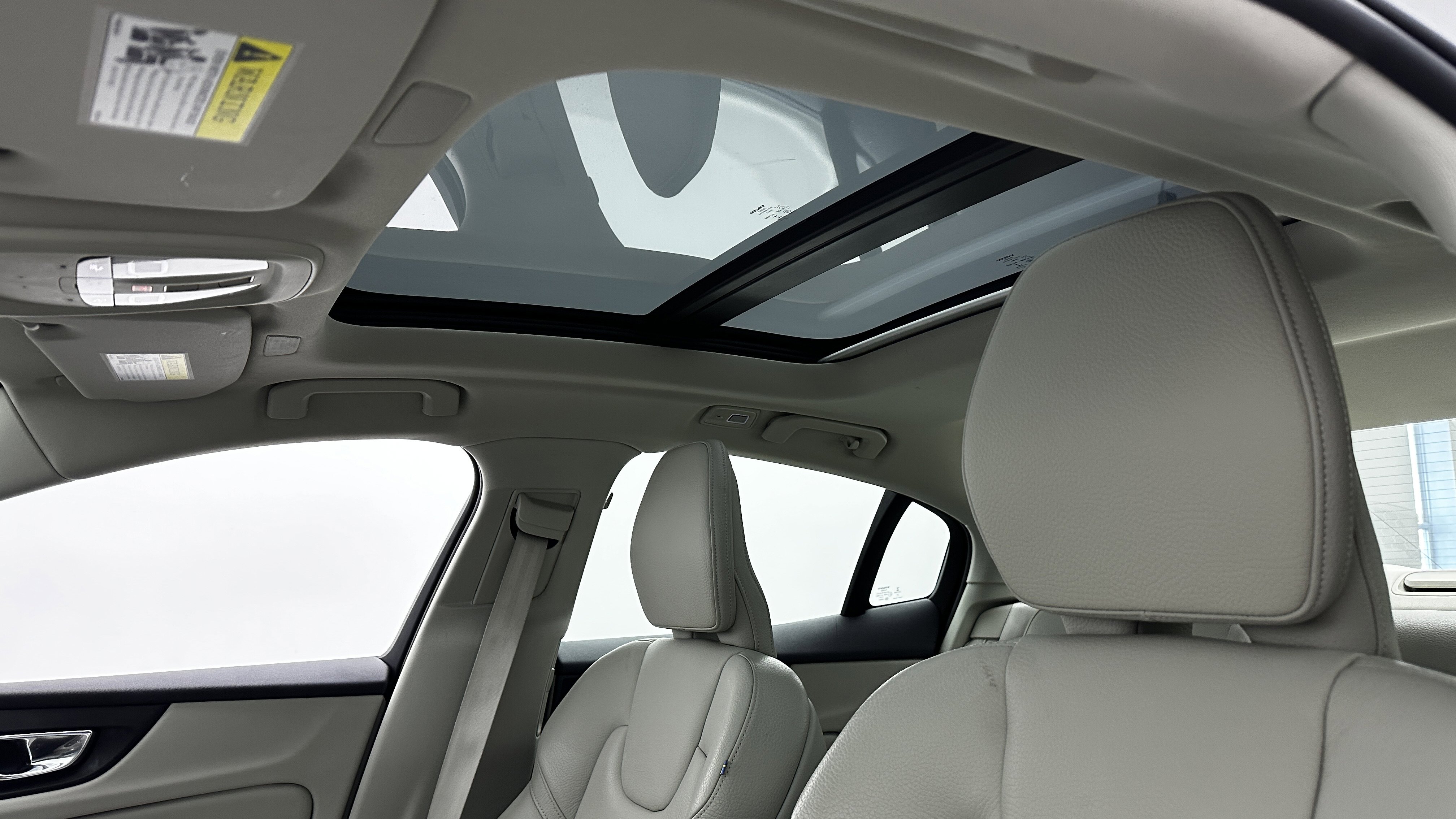 Used 2023 Volvo S60 T8 Plus image 5