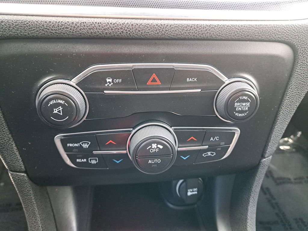 Used 2015 Dodge Charger SXT image 22