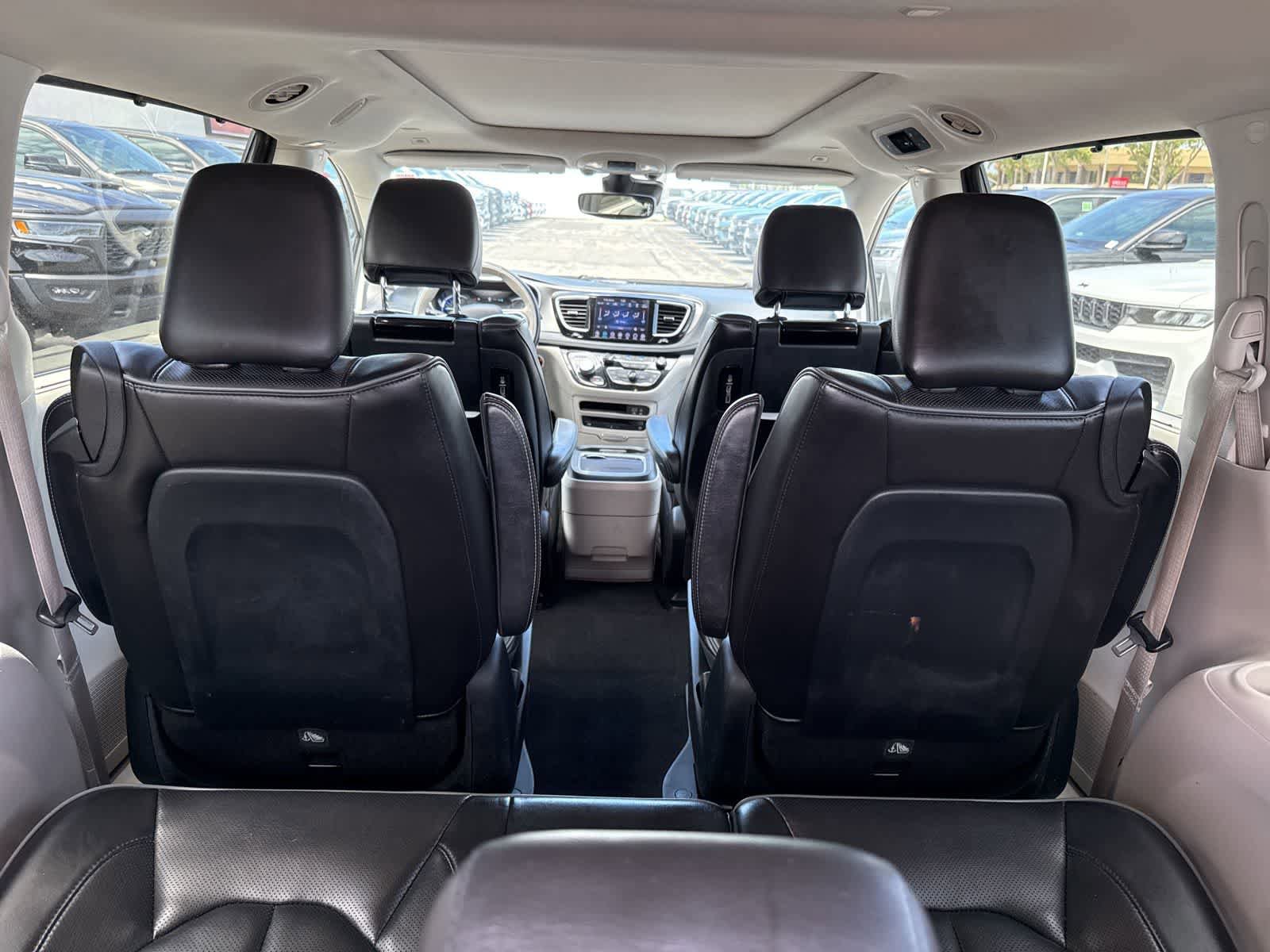 Used 2019 Chrysler Pacifica Limited w/ Advanced Safetytec Group FWD image 8