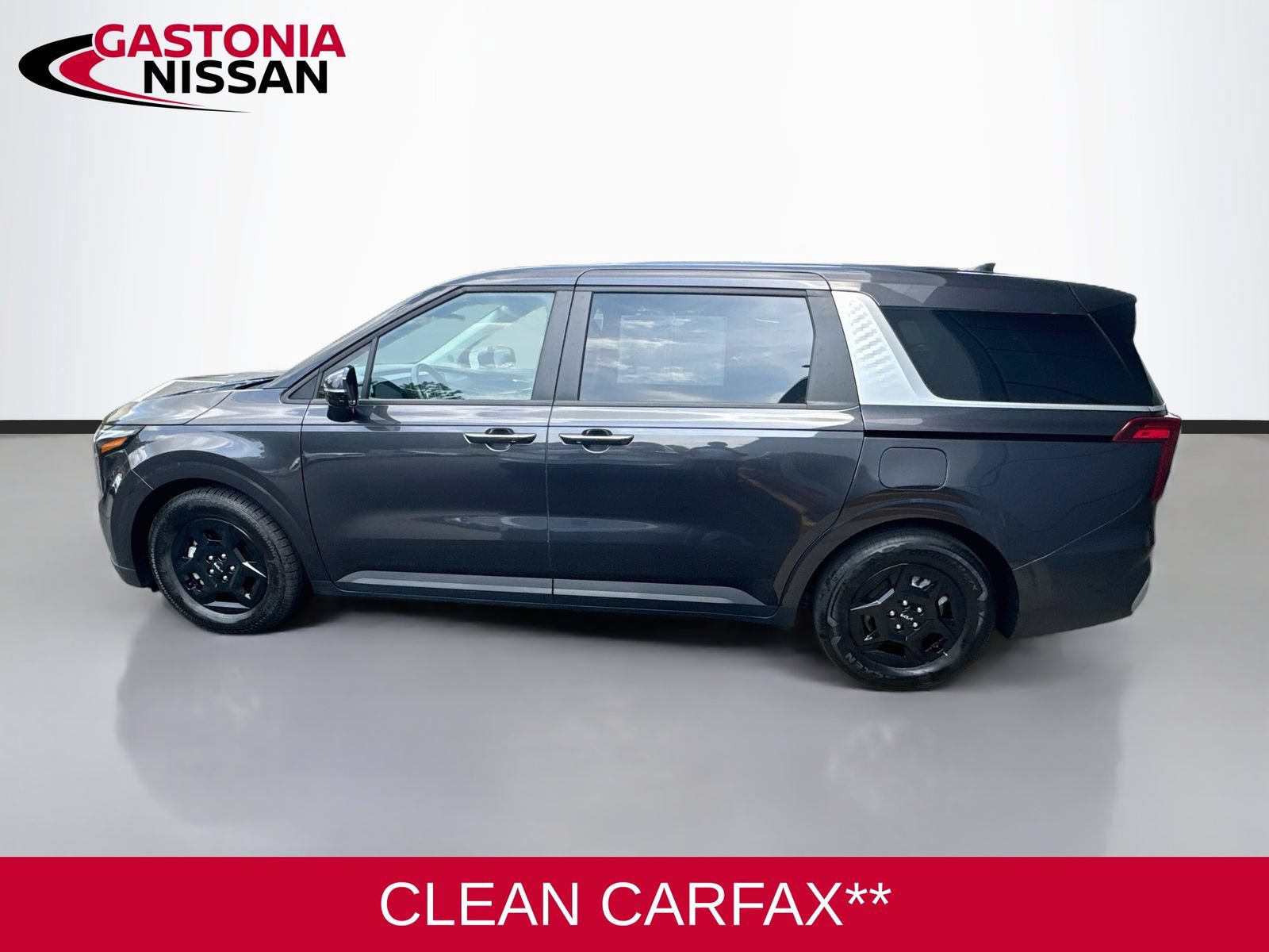 Used 2025 Kia Carnival FWD image 5