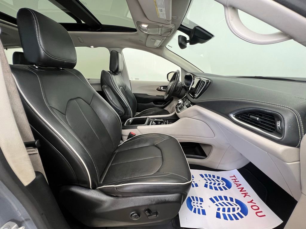 Used 2023 Chrysler Pacifica Limited image 11