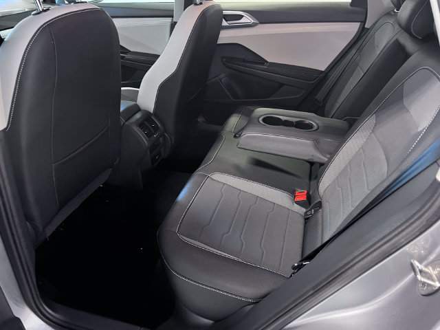 Certified 2025 Volkswagen Taos SE FWD image 16