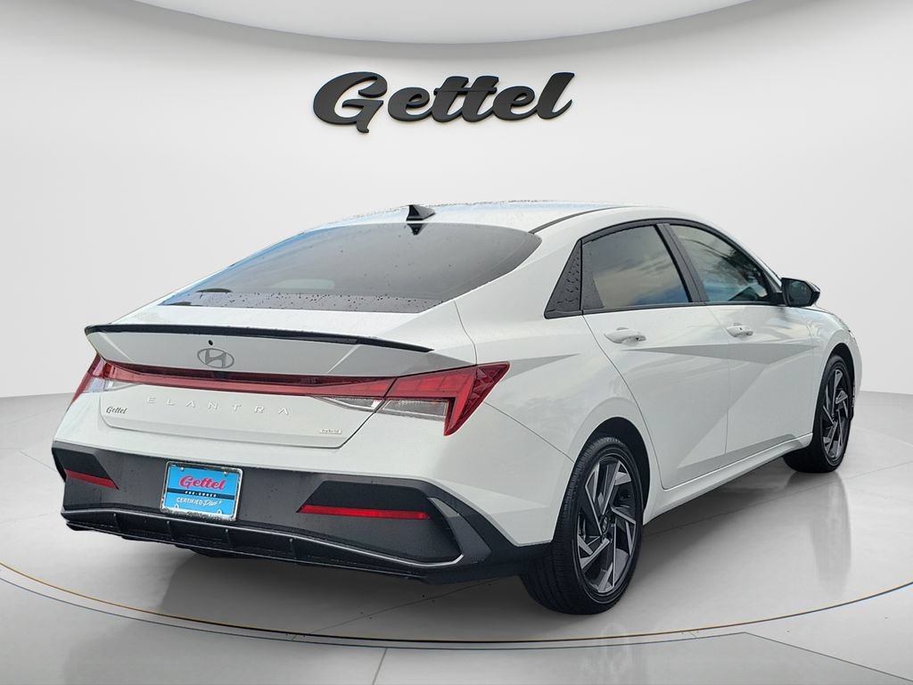 Certified 2025 Hyundai Elantra SEL FWD image 5