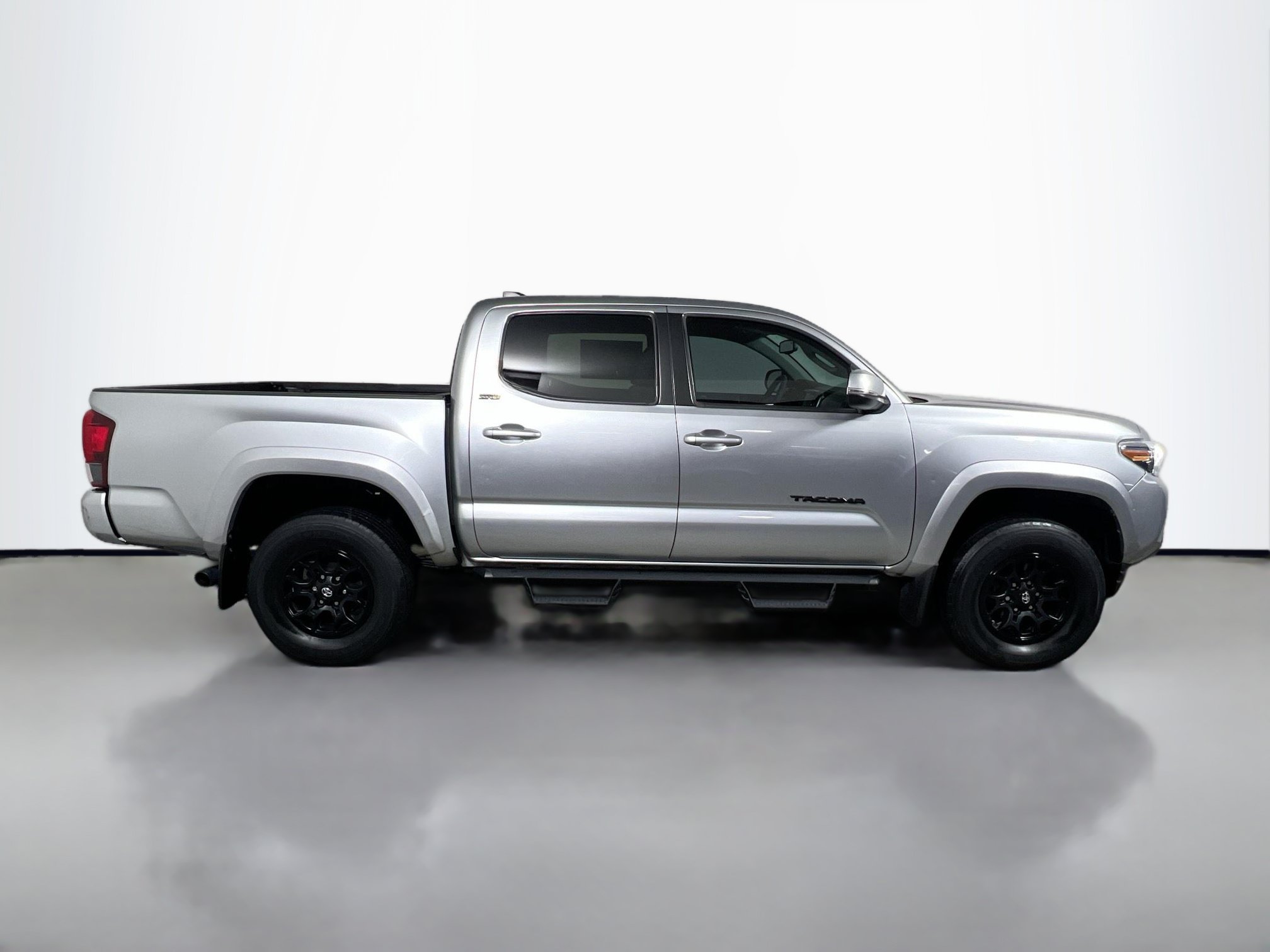 Used 2022 Toyota Tacoma SR5 w/ Technology Package RWD image 3