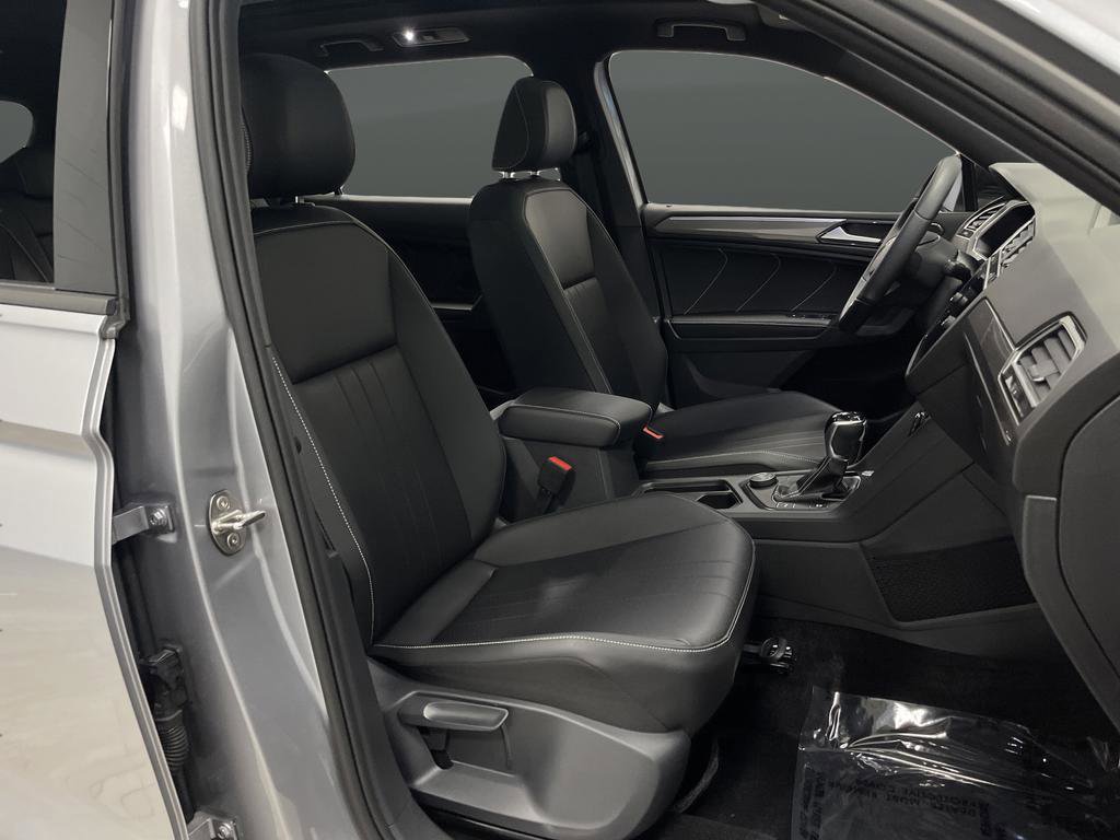 Used 2024 Volkswagen Tiguan SE R-Line image 29