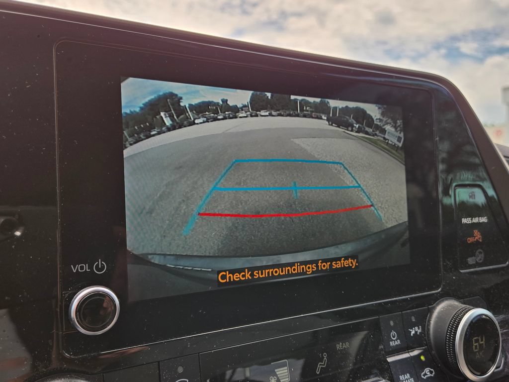 Used 2024 Toyota Highlander LE FWD image 22