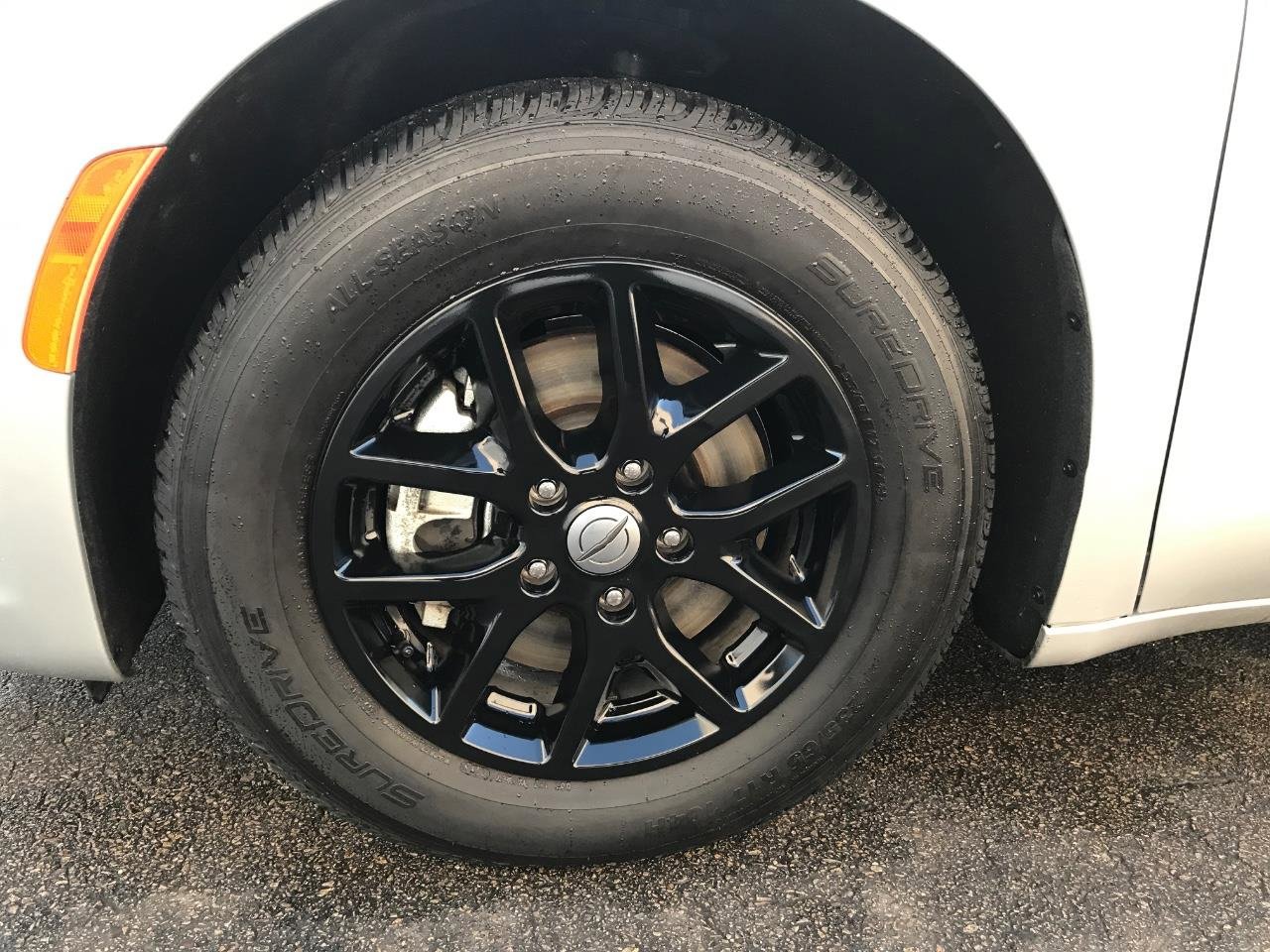 Used 2024 Chrysler Pacifica Touring-L image 3