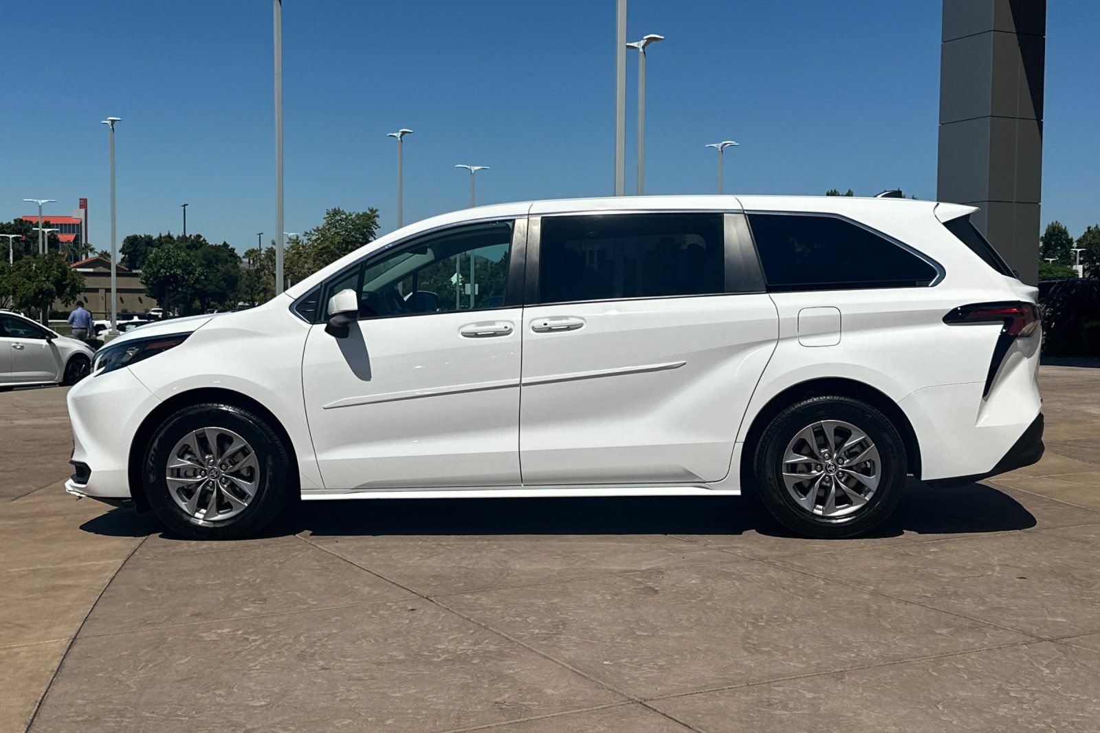 Certified 2024 Toyota Sienna LE AWD/4WD image 8