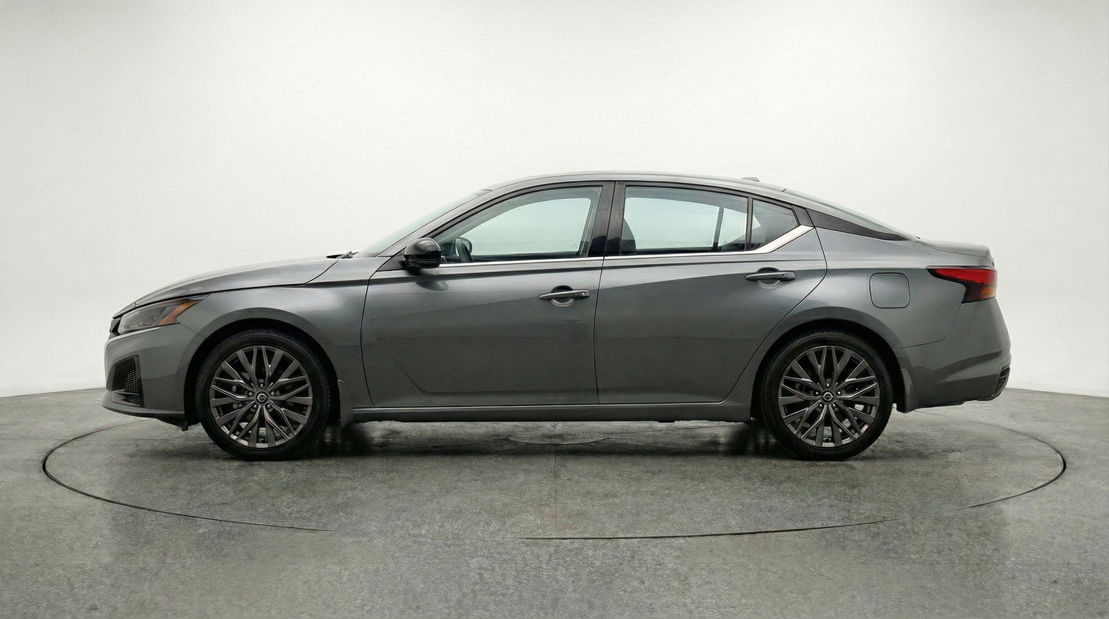 Used 2025 Nissan Altima 2.5 SV FWD image 5