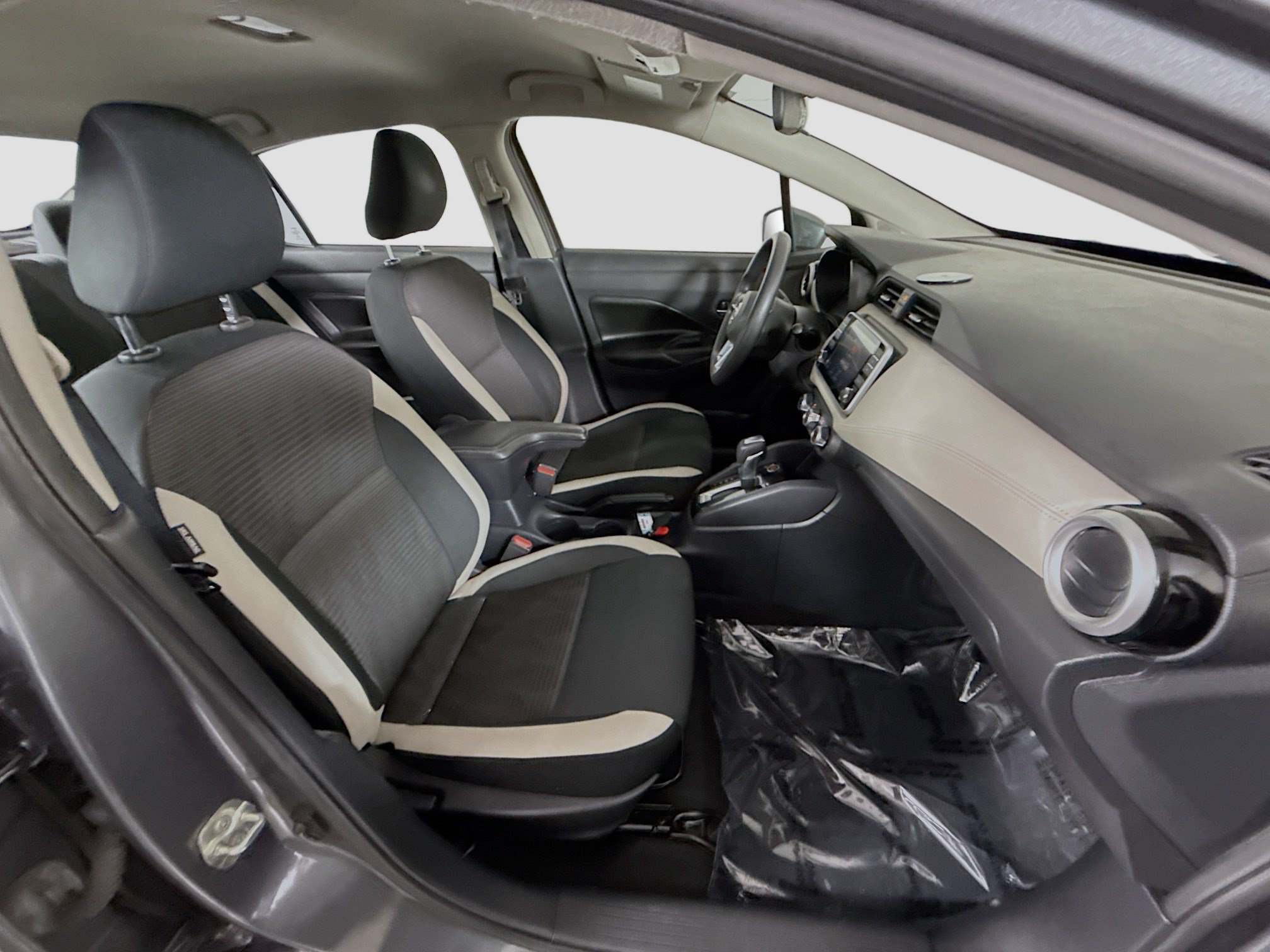 Used 2020 Nissan Versa SV FWD image 29