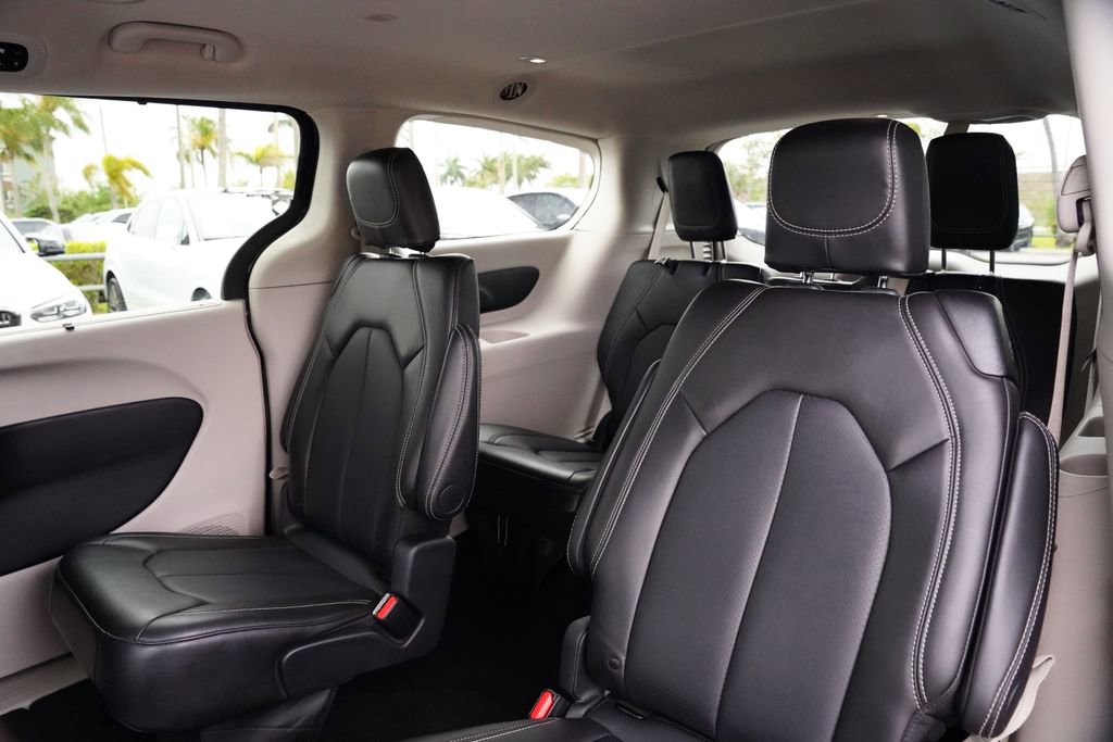 Used 2024 Chrysler Pacifica Touring-L image 25