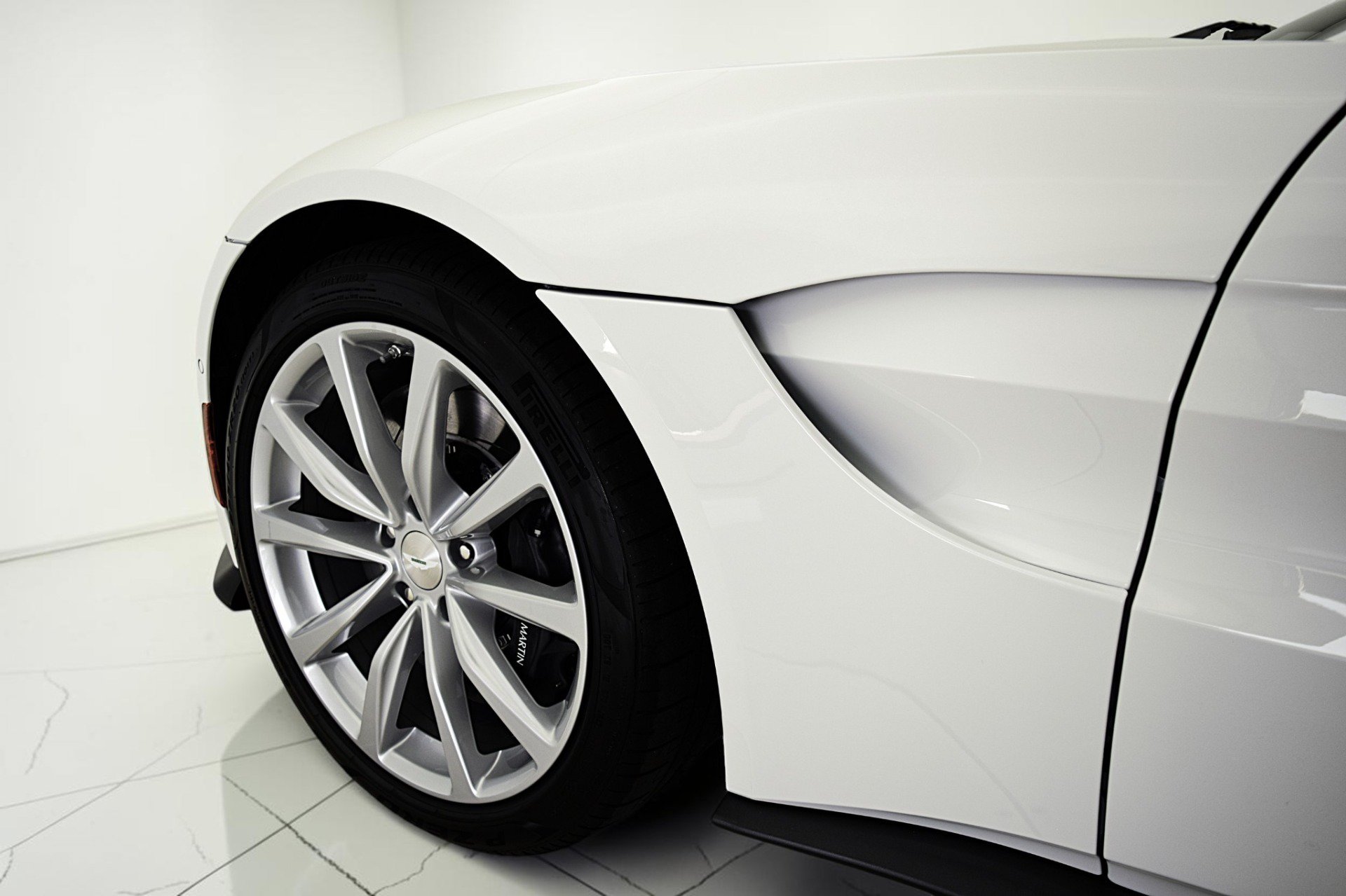 Used 2023 Aston Martin V8 Vantage Roadster RWD image 17