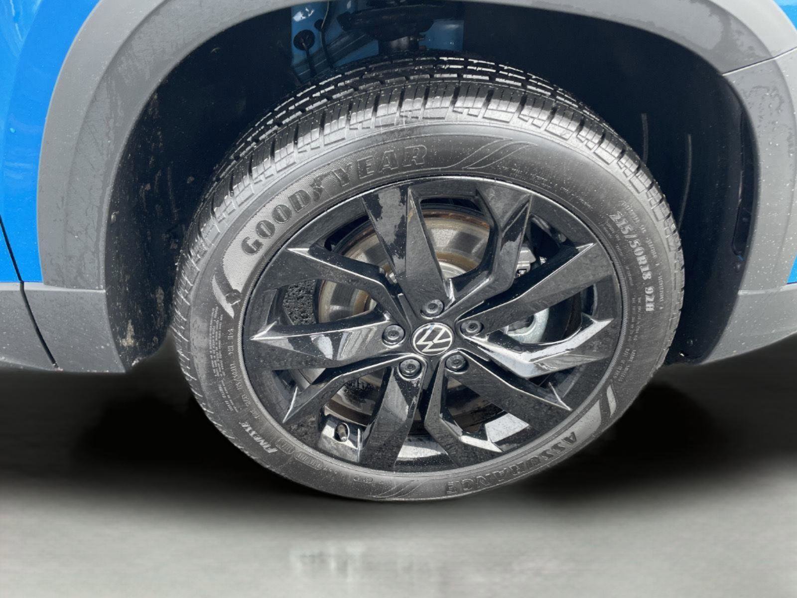 Used 2023 Volkswagen Taos SE w/ Black Wheel Package image 10