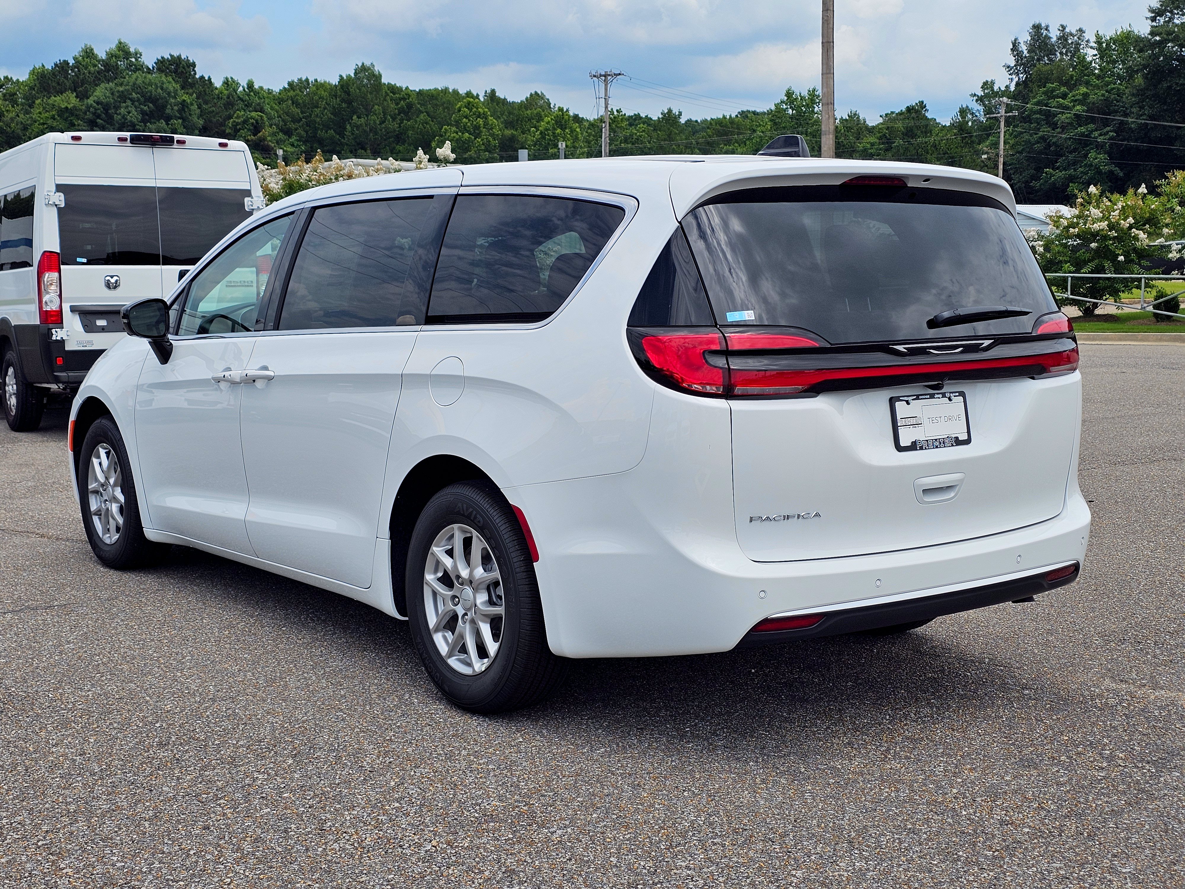 New 2027 Chrysler Pacifica Select FWD image 12