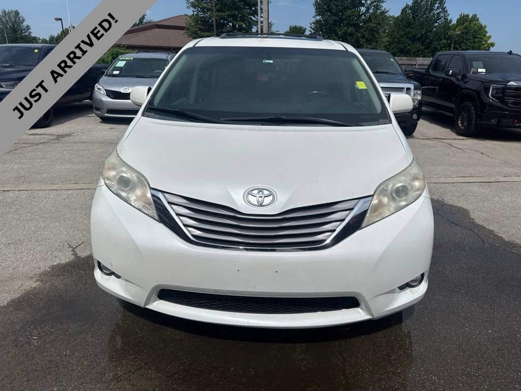 Used 2015 Toyota Sienna XLE w/ XLE Navigation Package FWD image 2